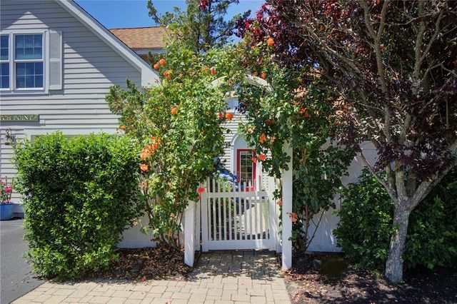 34 Wimbledon Circle, Portsmouth, RI 02871
