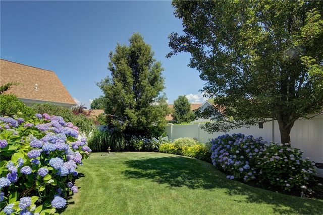 34 Wimbledon Circle, Portsmouth, RI 02871