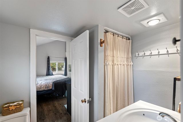 3018 Hollywood Avenue NE, Bremerton, WA 98310