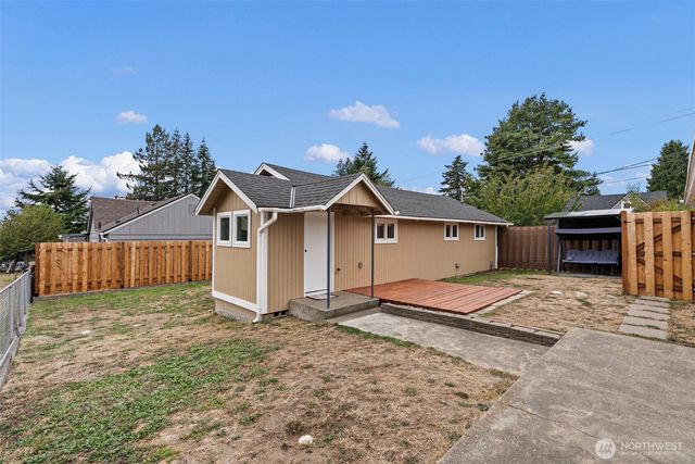 3018 Hollywood Avenue NE, Bremerton, WA 98310