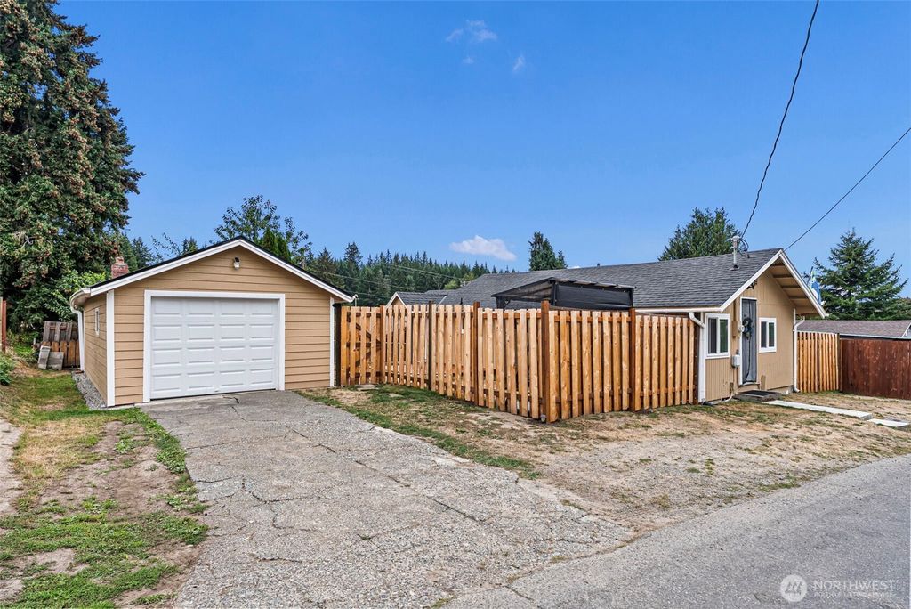 3018 Hollywood Avenue NE, Bremerton, WA 98310
