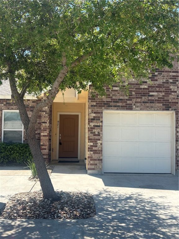 921 Moore Ave, Portland, TX 78374