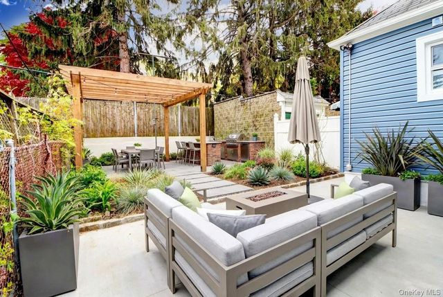 6532 80 Avenue, Glendale, NY 11385