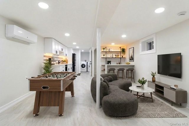 6532 80 Avenue, Glendale, NY 11385