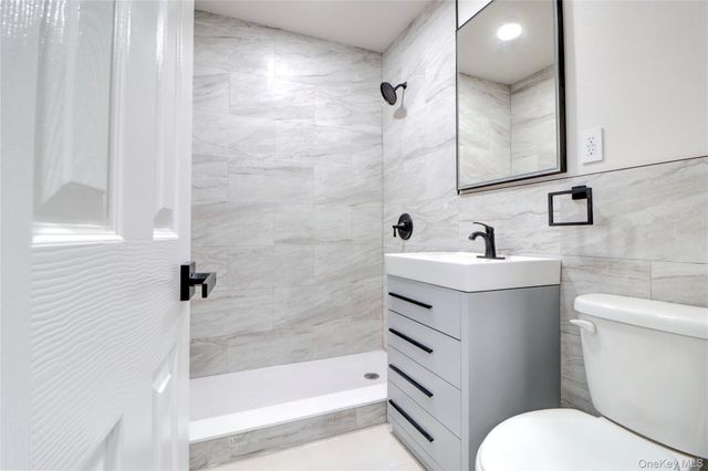 6532 80 Avenue, Glendale, NY 11385