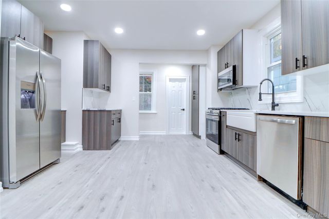 6532 80 Avenue, Glendale, NY 11385