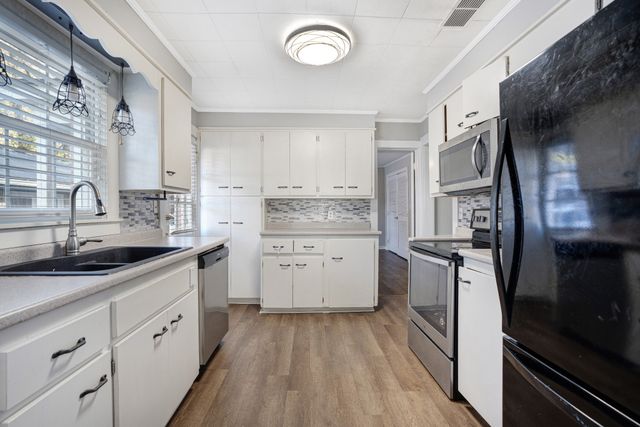 311 Edgewood St, Paris, TN 38242