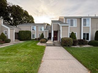 121 Nassau Dr 121, Springfield, MA 01129