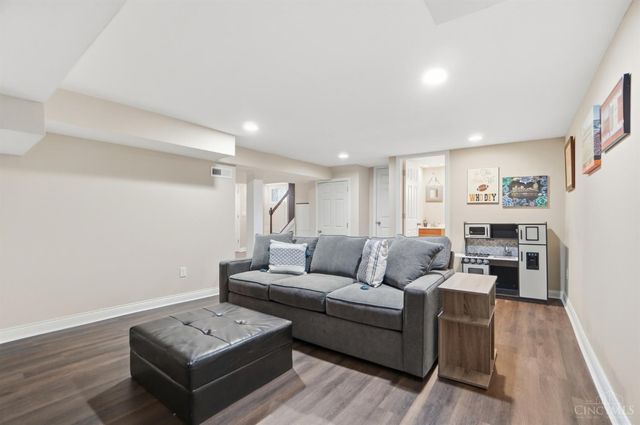 3783 Aylesboro Avenue, Cincinnati, OH 45208