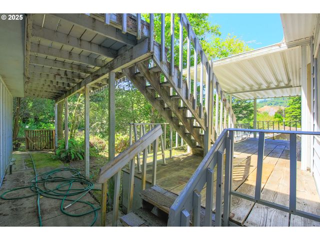 17079 MOUNTAIN Dr, Brookings, OR 97415