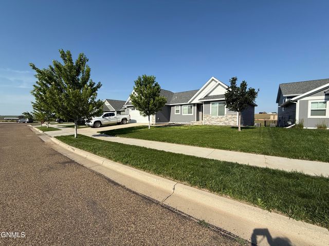 1500 Meadowlark Court, Watford City, ND 58854 property photo