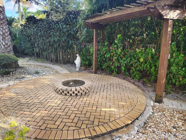 15802 SW 15th St, Weston, FL 33326