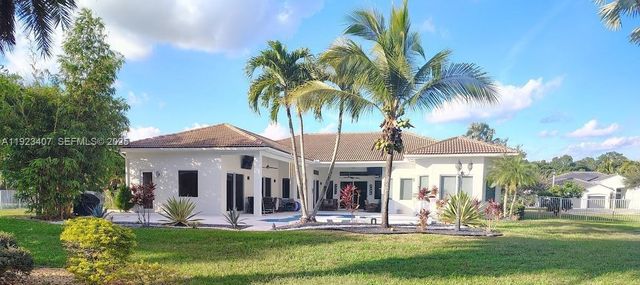 15802 SW 15th St, Weston, FL 33326