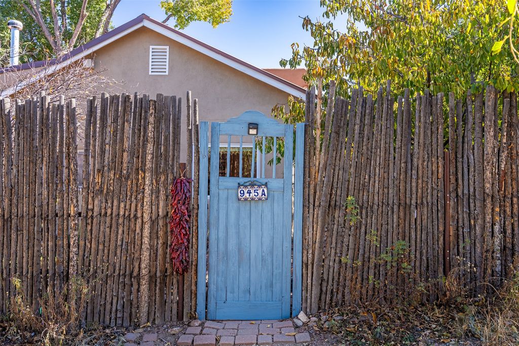 945 A Agua Fria, Santa Fe, NM 87501