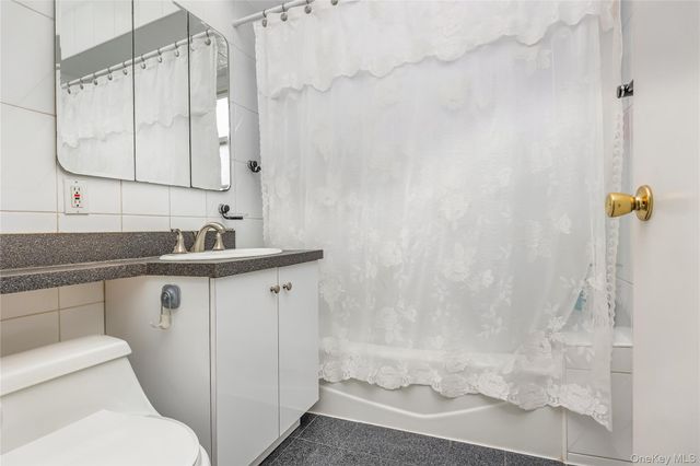 921 N 5th Street, New Hyde Park, NY 11040