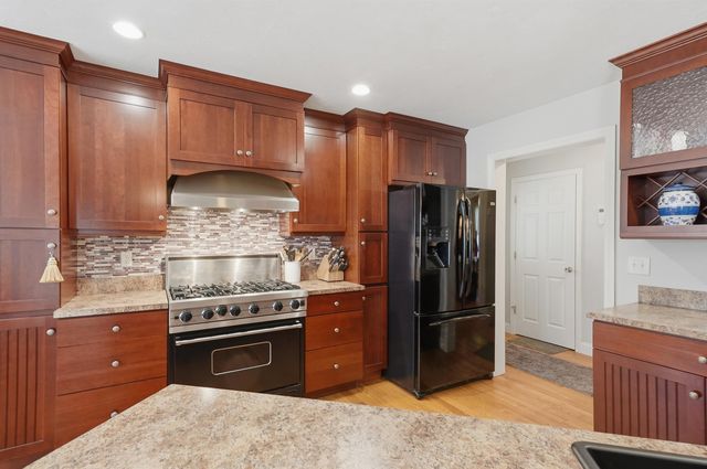 5 Sarah's Way, Newton, NH 03858