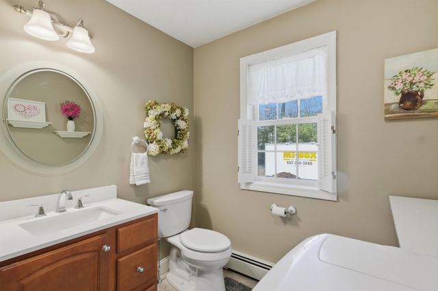 5 Sarah's Way, Newton, NH 03858