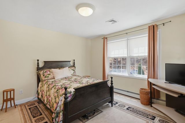 5 Sarah's Way, Newton, NH 03858