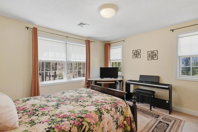 5 Sarah's Way, Newton, NH 03858