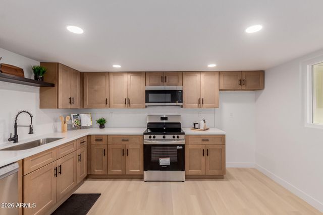 2432 W EUGIE Avenue W, Phoenix, AZ 85029