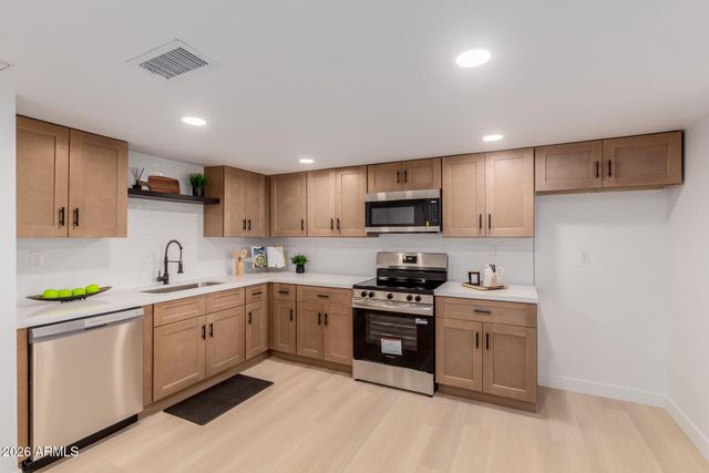 2432 W EUGIE Avenue W, Phoenix, AZ 85029