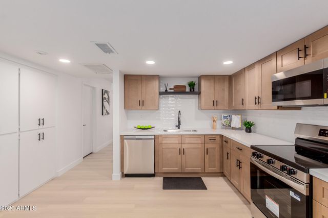 2432 W EUGIE Avenue W, Phoenix, AZ 85029