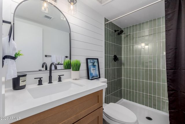 2432 W EUGIE Avenue W, Phoenix, AZ 85029