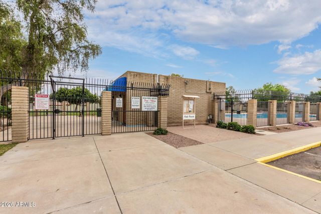 2432 W EUGIE Avenue W, Phoenix, AZ 85029