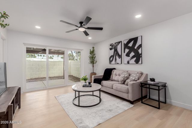 2432 W EUGIE Avenue W, Phoenix, AZ 85029