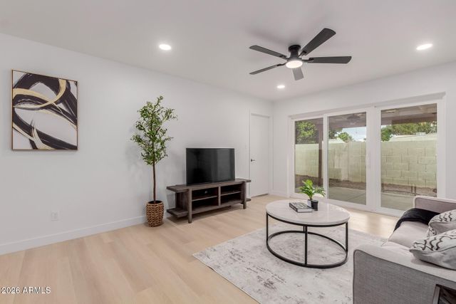 2432 W EUGIE Avenue W, Phoenix, AZ 85029