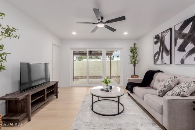 2432 W EUGIE Avenue W, Phoenix, AZ 85029