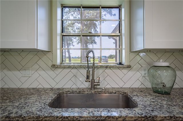 38 Golfview Drive, Hilltop Lakes, TX 77871
