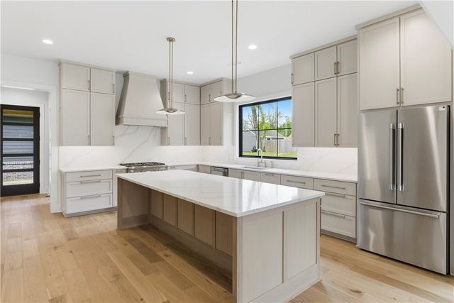 716 W Central Avenue, Bentonville, AR 72712