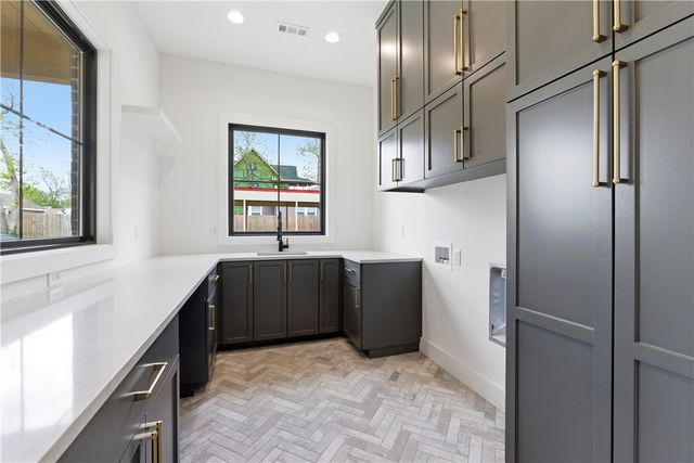 716 W Central Avenue, Bentonville, AR 72712