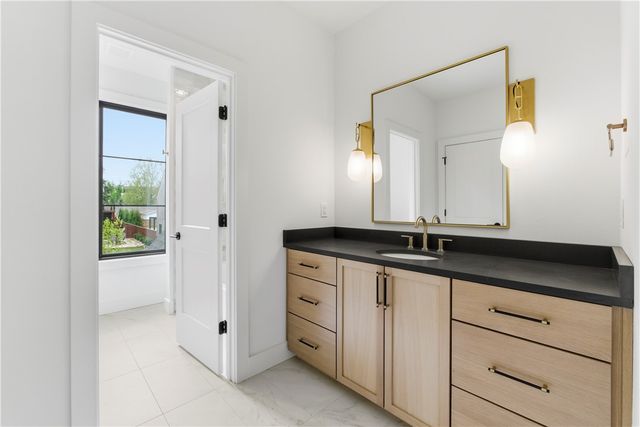 716 W Central Avenue, Bentonville, AR 72712