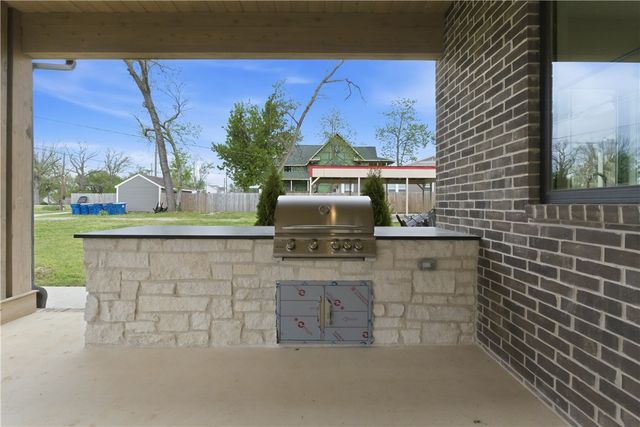 716 W Central Avenue, Bentonville, AR 72712