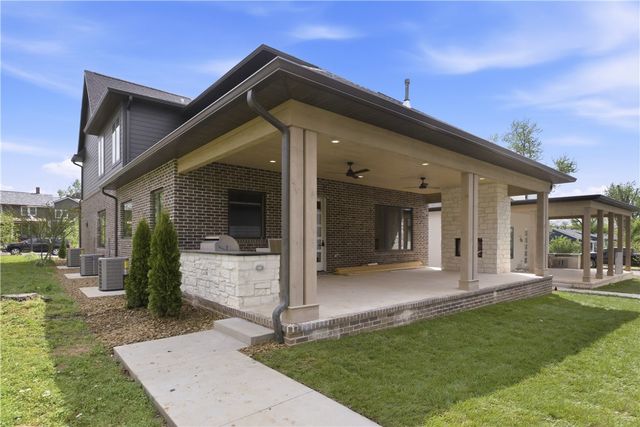 716 W Central Avenue, Bentonville, AR 72712