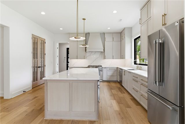 716 W Central Avenue, Bentonville, AR 72712