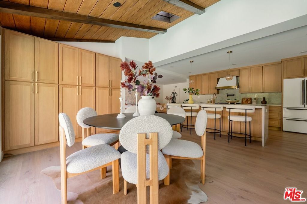 Image 10 of property listing at 13925 Branton Place, Sherman Oaks, CA 91423