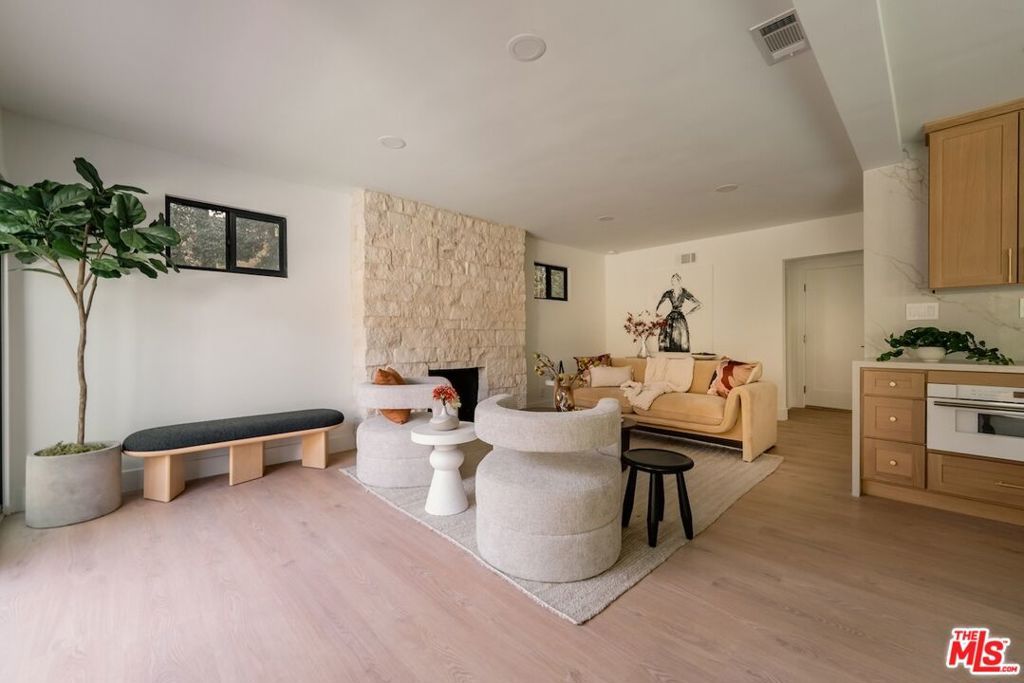 Image 14 of property listing at 13925 Branton Place, Sherman Oaks, CA 91423