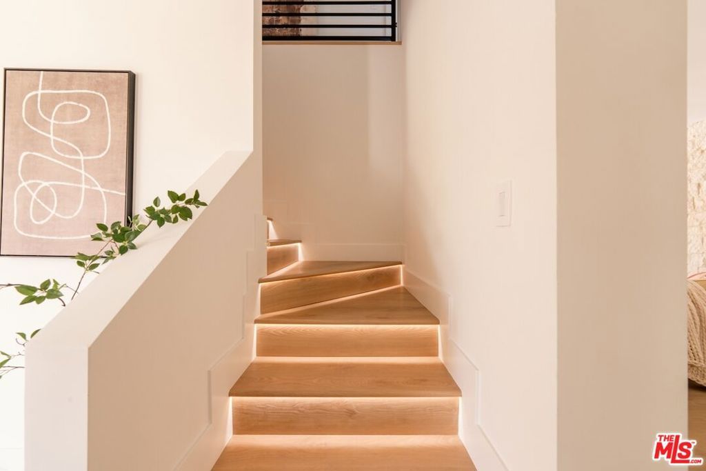 Image 18 of property listing at 13925 Branton Place, Sherman Oaks, CA 91423