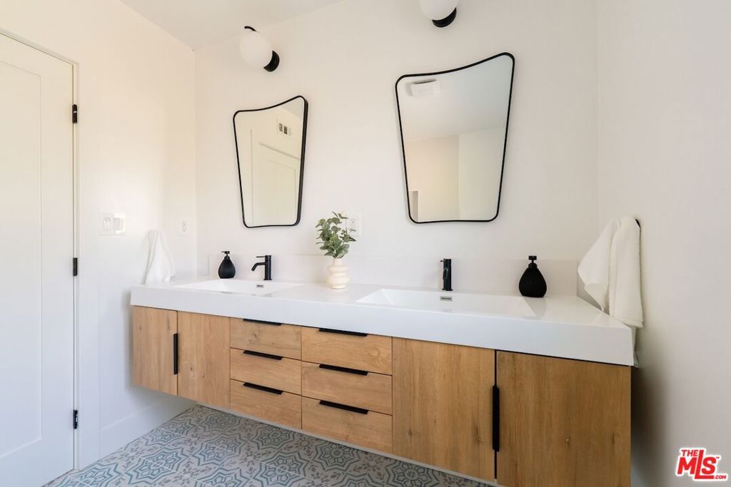 Image 23 of property listing at 13925 Branton Place, Sherman Oaks, CA 91423