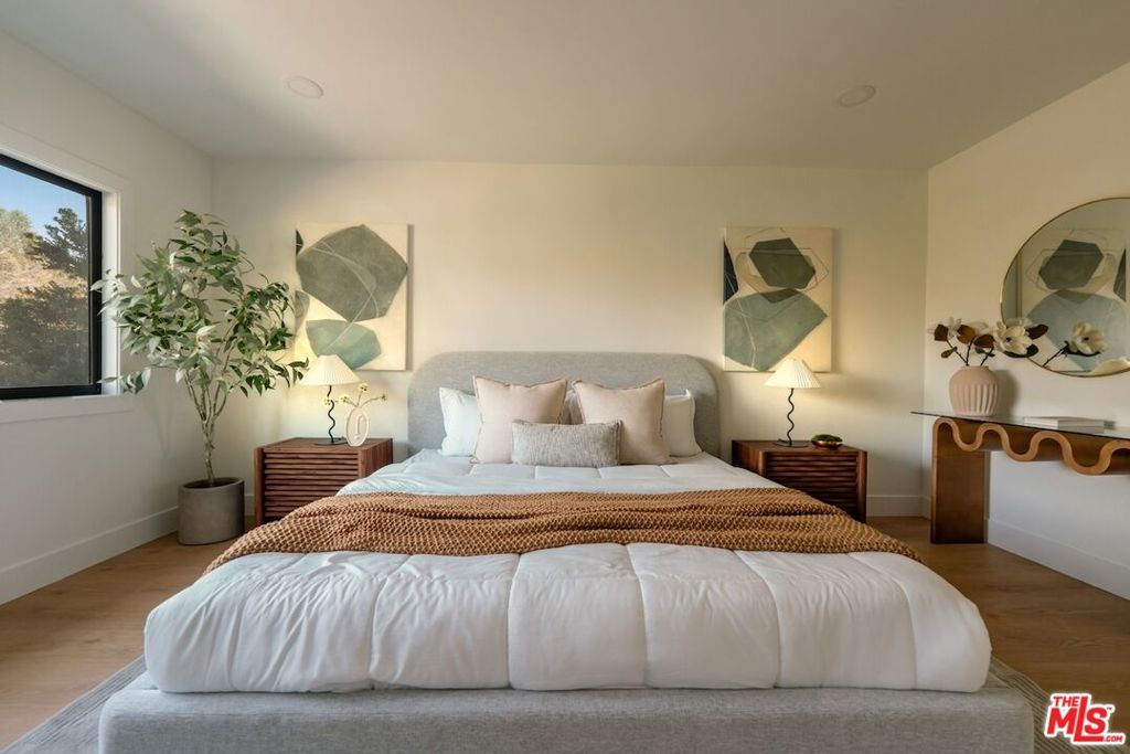 Image 27 of property listing at 13925 Branton Place, Sherman Oaks, CA 91423