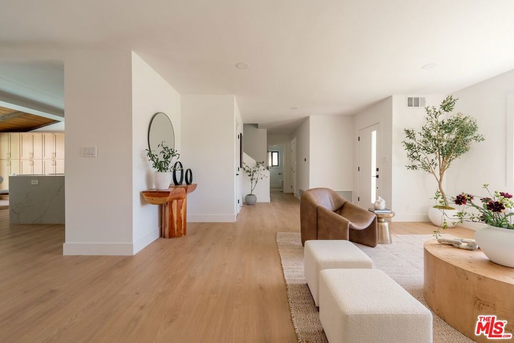 Image 3 of property listing at 13925 Branton Place, Sherman Oaks, CA 91423