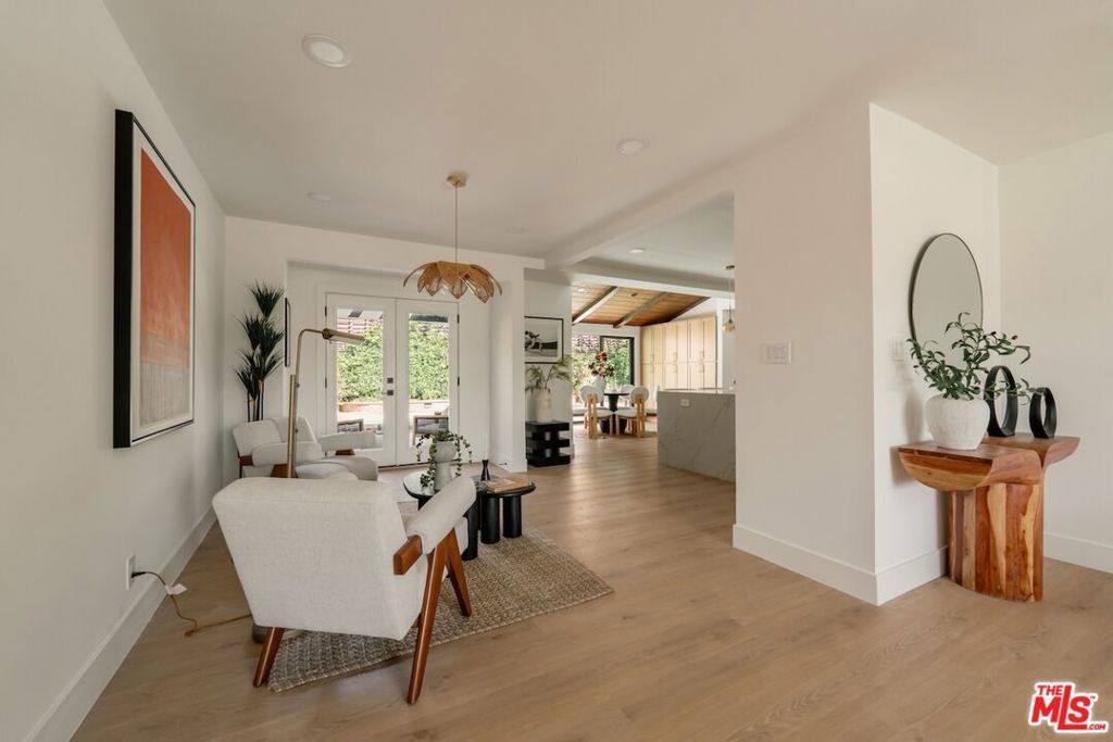 Image 4 of property listing at 13925 Branton Place, Sherman Oaks, CA 91423