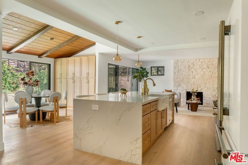 Image 7 of property listing at 13925 Branton Place, Sherman Oaks, CA 91423