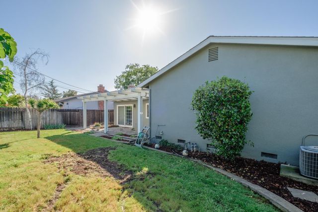 3058 Notre Dame Dr, Sacramento, CA 95826