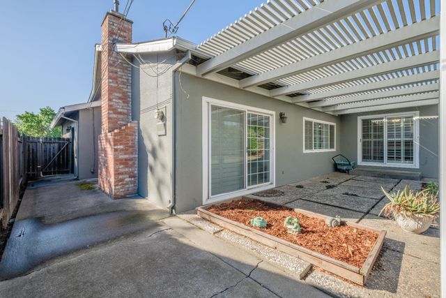 3058 Notre Dame Dr, Sacramento, CA 95826