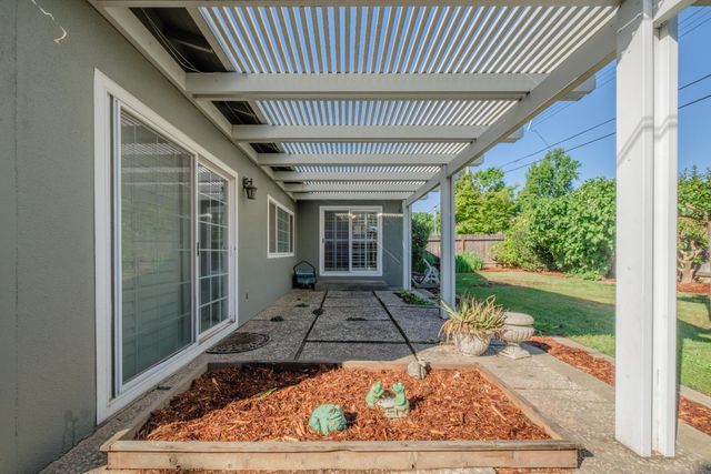 3058 Notre Dame Dr, Sacramento, CA 95826