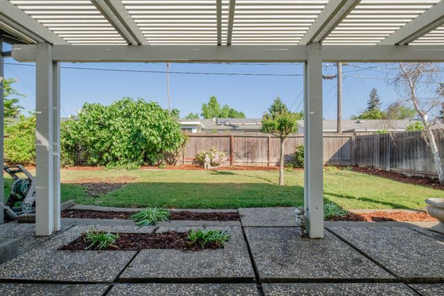 3058 Notre Dame Dr, Sacramento, CA 95826